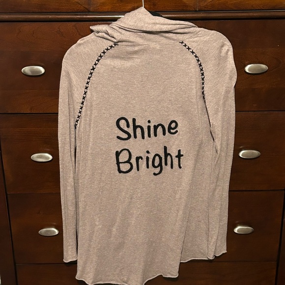 Subtle luxury hooded sweater - Picture 3 of 4